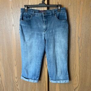 GLORIA VANDERBILT AMANDA CAPRIS SIZE 12 CUFFED STRETCH LIGHT BLUE DENIM